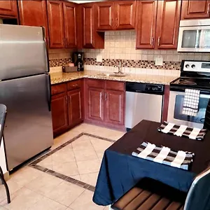 Apartment Minutes From Strip